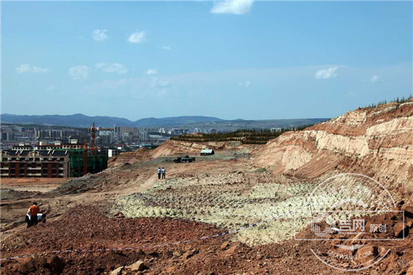延吉龙山恐龙化石系统发掘正在进行中