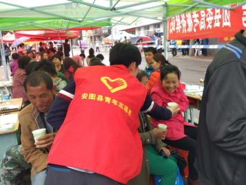安图团县委组织开展“情暖六月·爱心助考”志愿服务活动