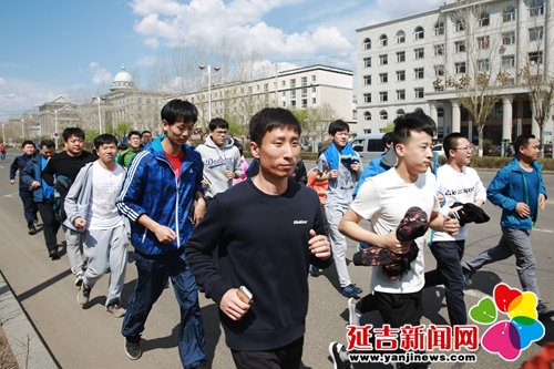 春季万人长跑活动 掀起全民健身热潮