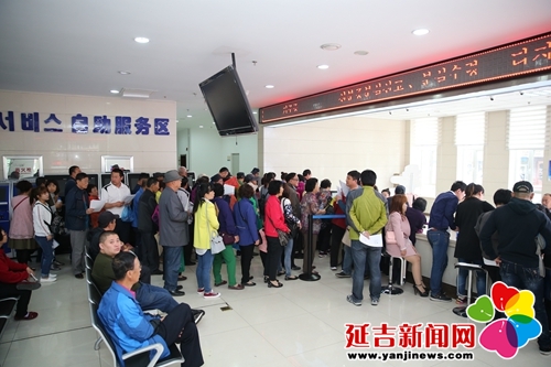 延吉市公安局加班加点为外地老人办居住证方便乘公交