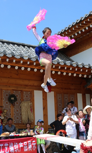 首页 延边站 今日聚焦 游客体验弓箭 李军广 摄 朝鲜族跳板展示 李军