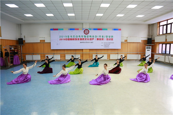 2019中国朝鲜族非物质文化遗产（舞蹈类）培训班结业汇报-刀舞.jpg