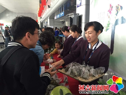 长白山机场“双节同庆” 与旅客共享传统佳节