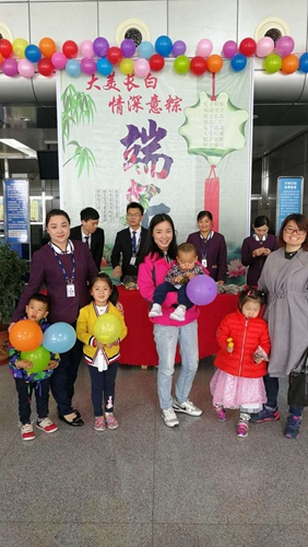 长白山机场“双节同庆” 与旅客共享传统佳节