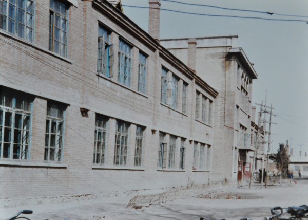 13--70年代末学校旧校舍.jpg
