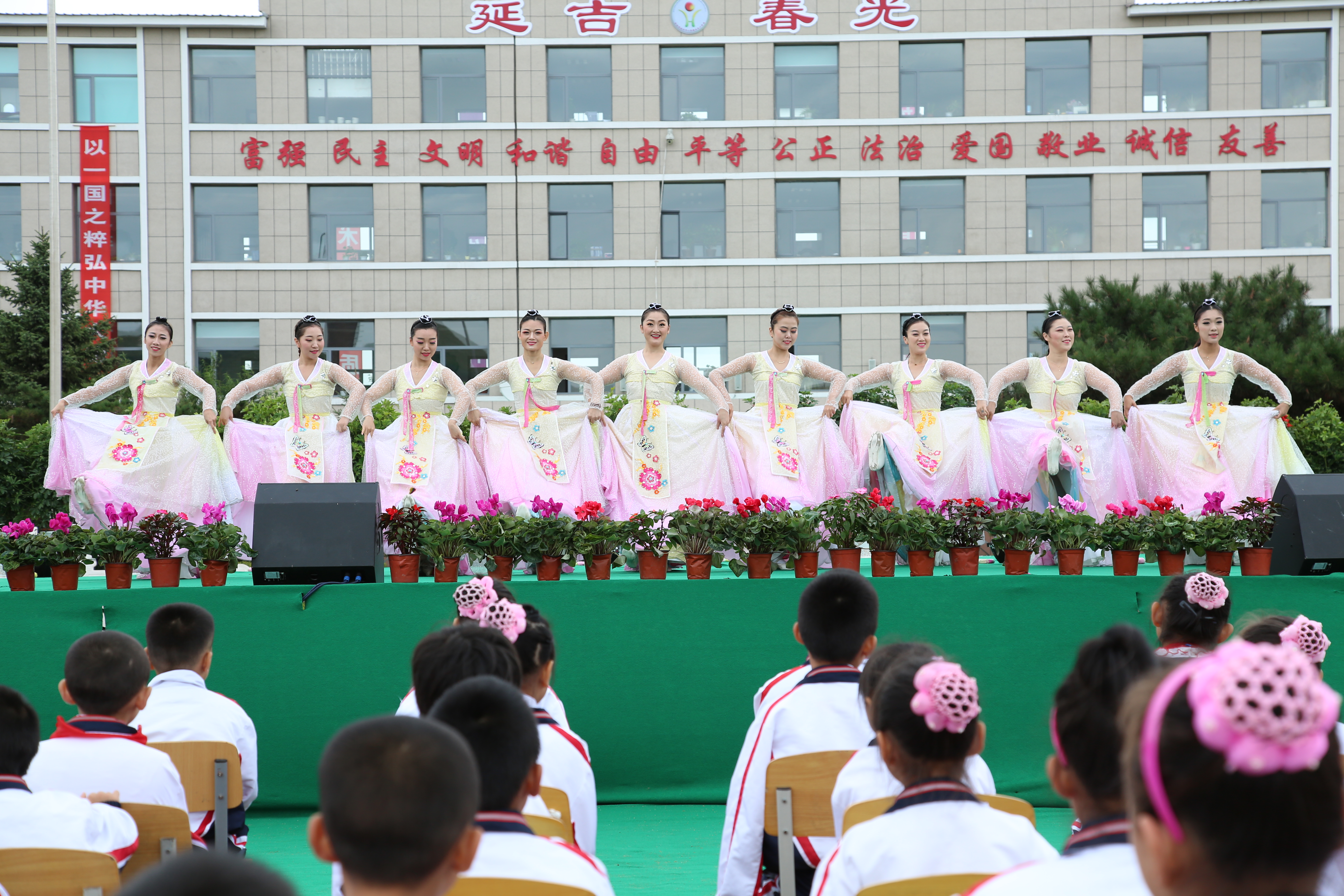 首页 延边站 城事  9月11日13时,延吉市春光小学操场上人声鼎沸,热闹