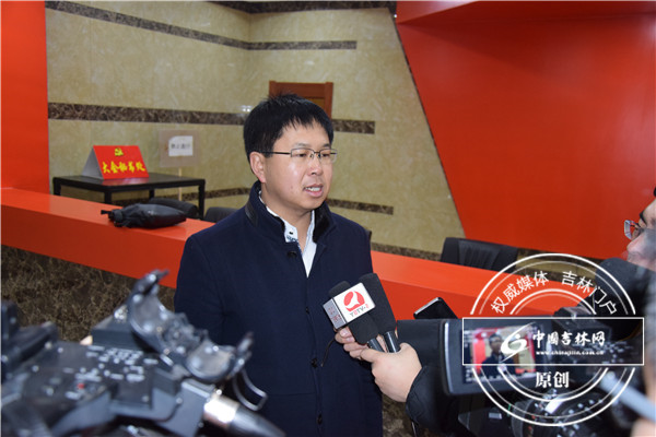 龙井市委宣传部副部长张东接受记者采访