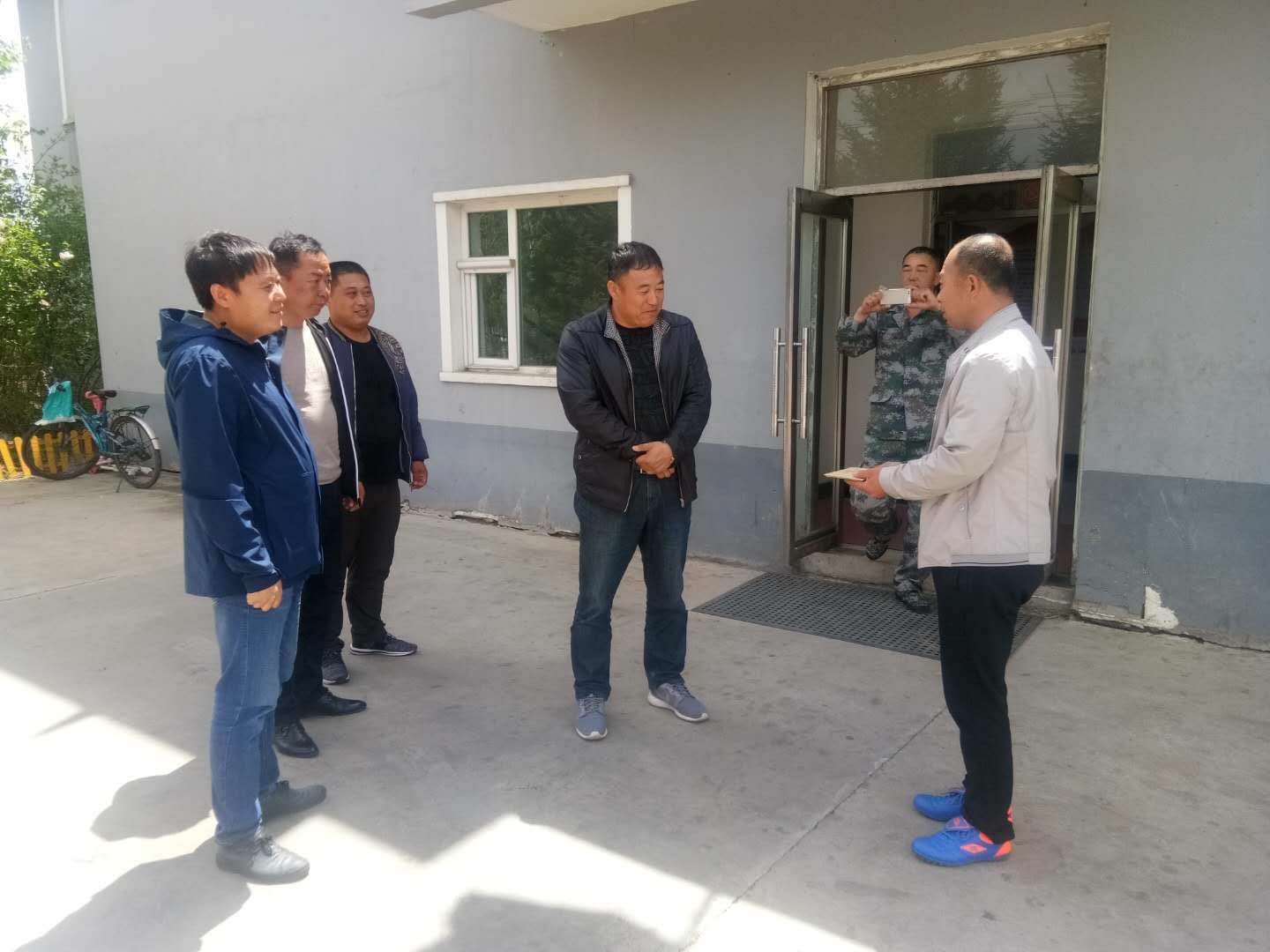 插图1 图为慰问松江林场瞭望员.jpg