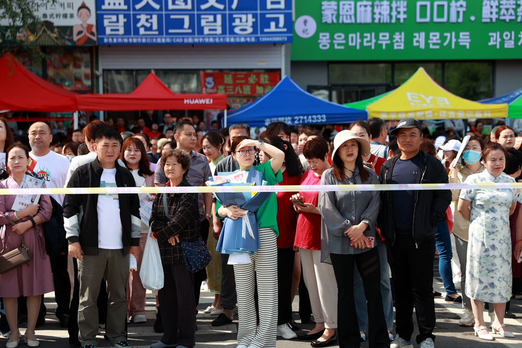 陪考家长  李军广  摄.JPG