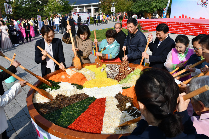 6.邻居节-千人拌饭备用.JPG