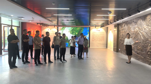 3.集中参观长白山文化陈列.png 3.集中参观长白山文化陈列.png