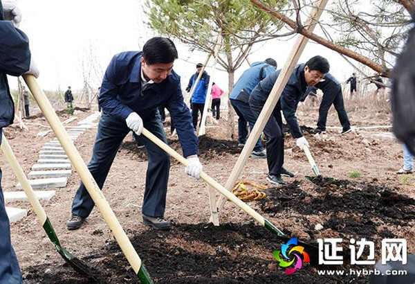 庄严参加义务植树活动 庄严参加义务植树活动