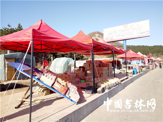 苹果梨摊前少有人问津.jpg