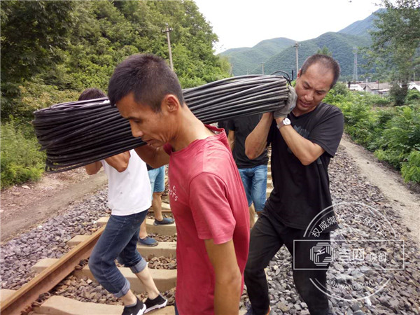 通讯企业正在抢修线路