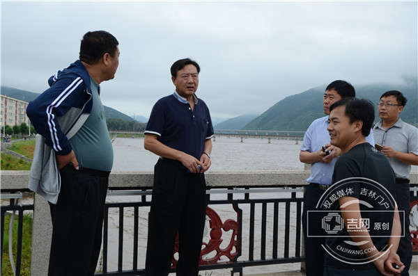 尹成龙查看水位后，要求有关部门不可有丝毫懈怠