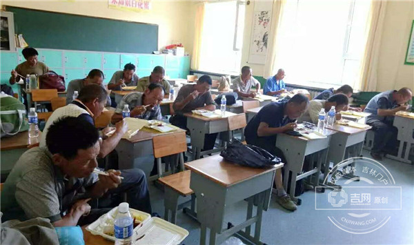 灾民正在安心地吃饭