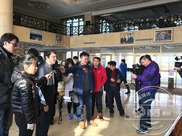 延龙图新区筹委会办公室相关负责人向媒体记者介绍延龙图新区规划图