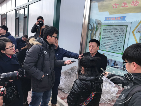 媒体团了解古生物化石挖掘及保护情况