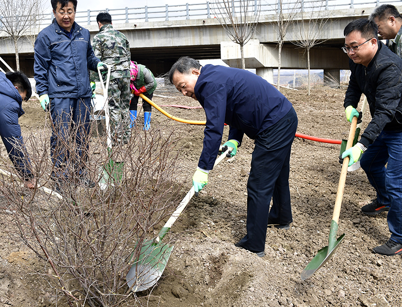 金寿浩(中)与干部群众一道参加义务植树活动 记者 尹贤均 摄