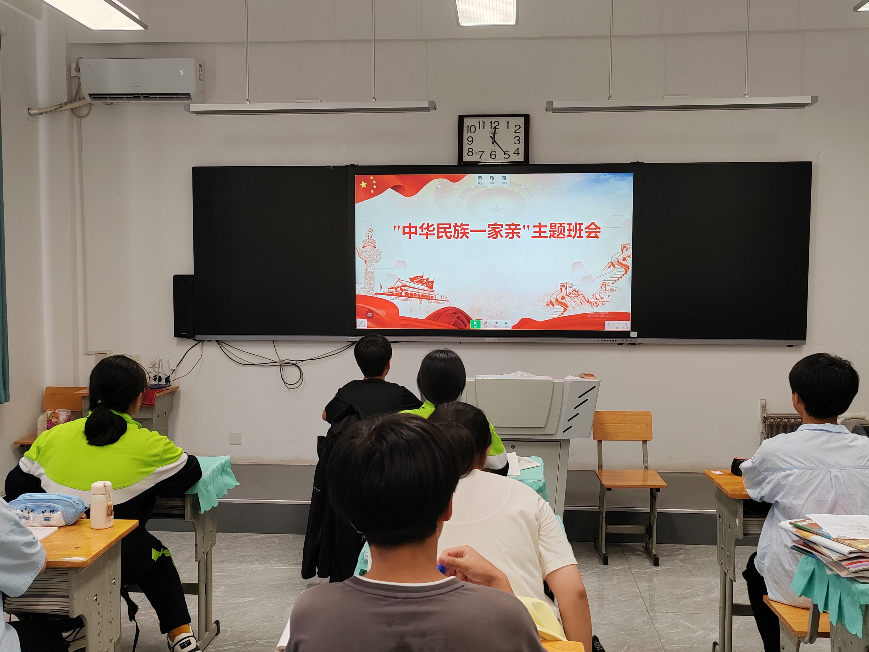 图们市第三中学开展"迎州庆 促团结 颂党恩"民族团结进步宣传月主题