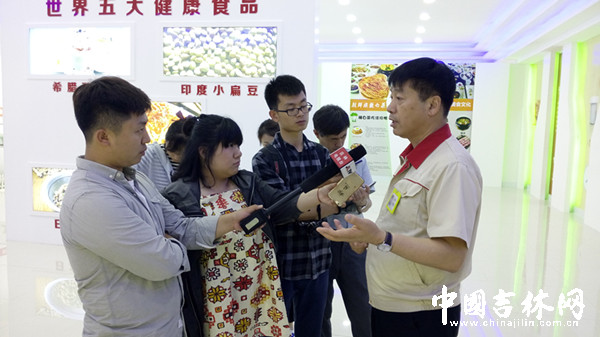 延边金刚山食品有限公司董事长赵勇哲接受记者采访_副本.jpg